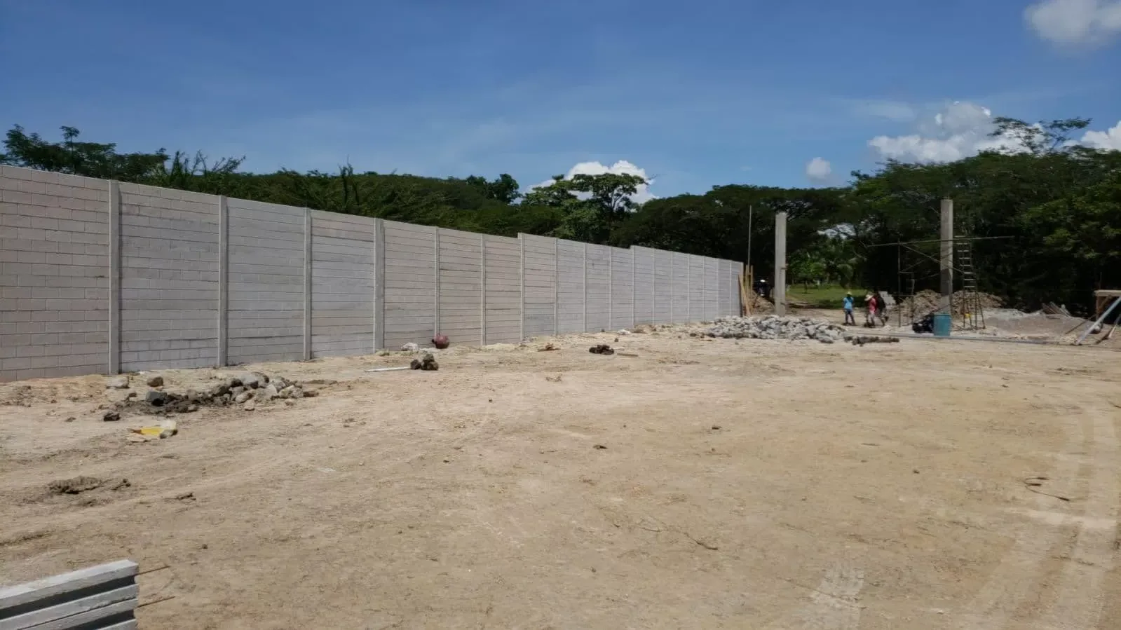 Muro perimetral prefabricado en una empresa