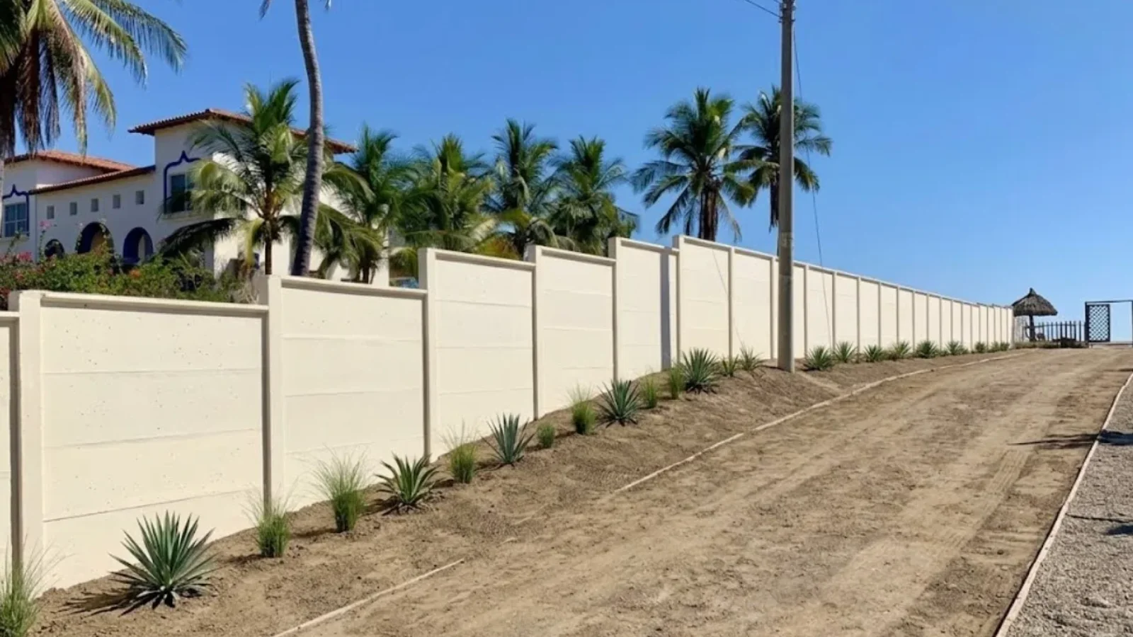 Tapial prefabricado en la costa de El Salvador